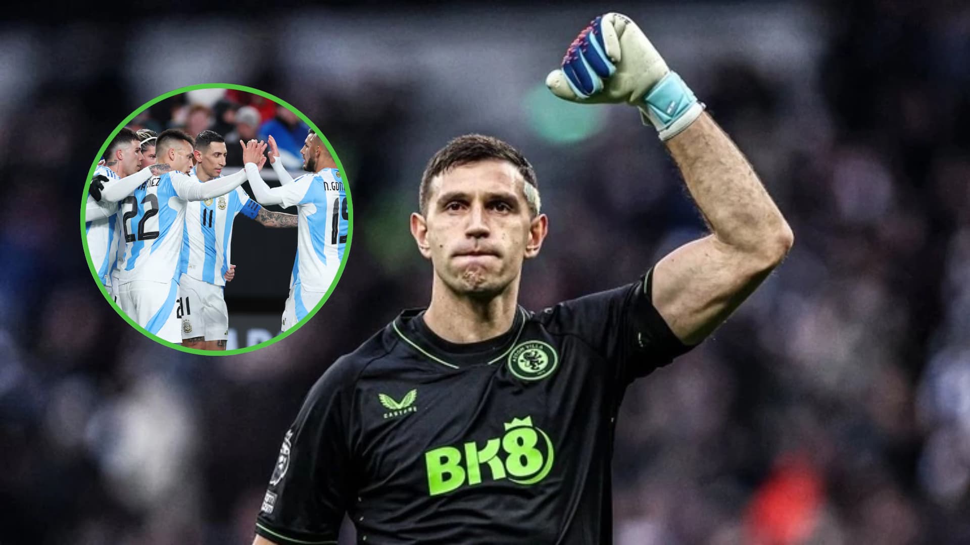 Emiliano Martínez levanta su puño atajando para Aston Villa.
