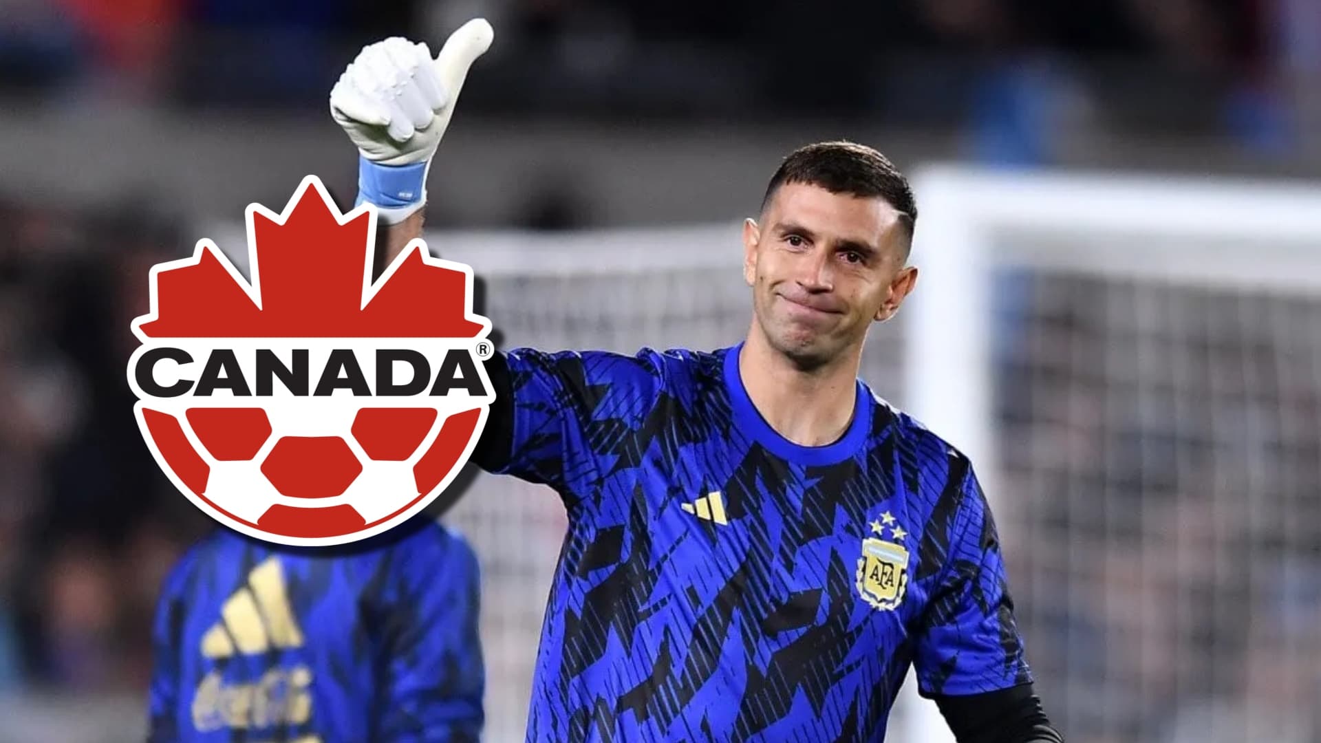 Emiliano Martínez saluda antes del partido.