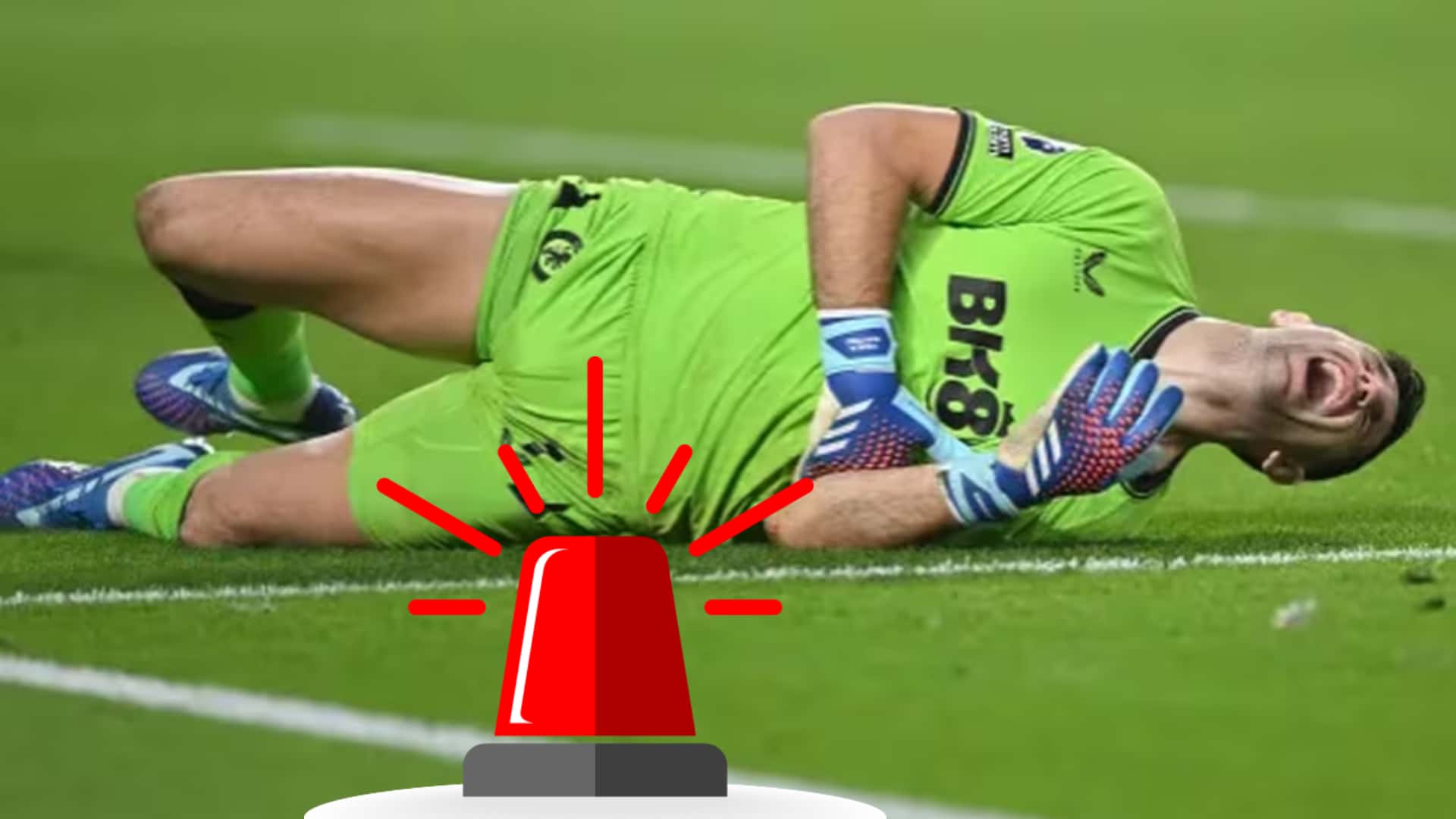 Emiliano Martínez tendido, con dolor, en un partido de Aston Villa