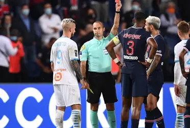 En el clásico francés entre París Saint Germain Football Club y Olympique de Marsella destacó una pelea entre Darío Benedetto y Leandro Paredes.