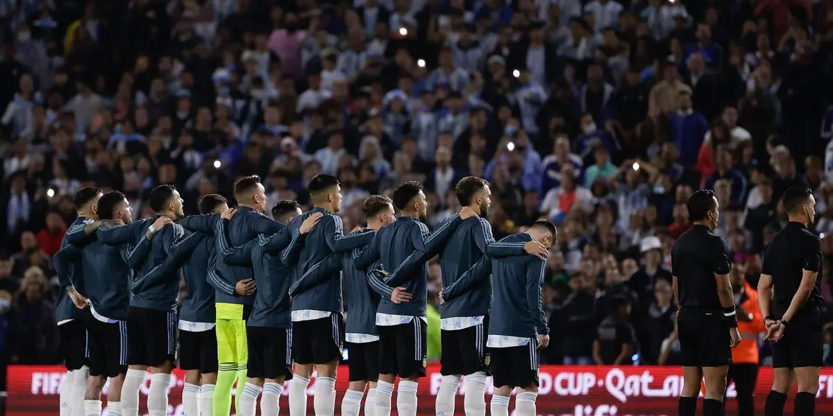 En la previa del partido ante Venezuela, el conjunto nacional y toda la Bombonera entonaron las estrofas del Himno Nacional Argentino.