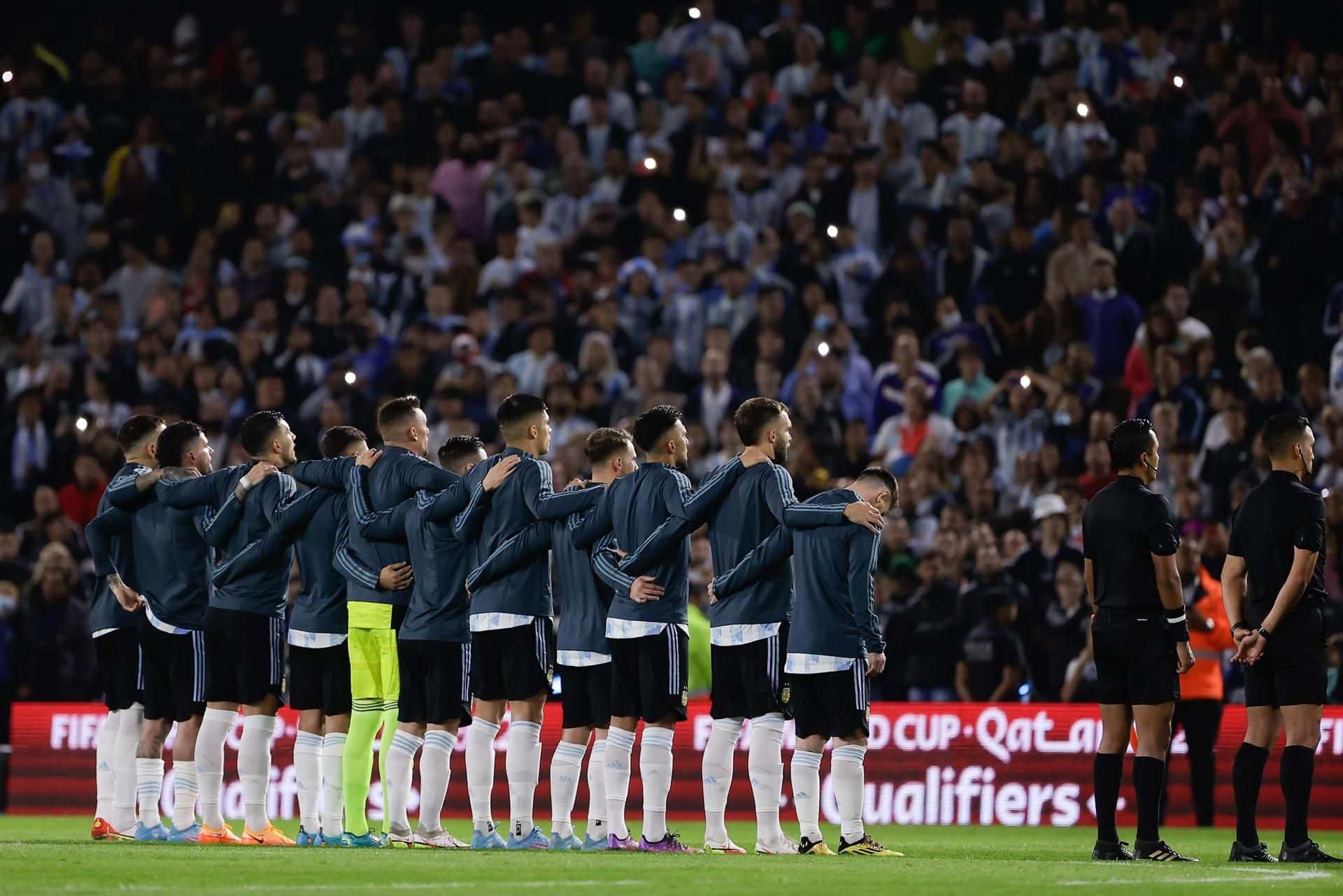 En la previa del partido ante Venezuela, el conjunto nacional y toda la Bombonera entonaron las estrofas del Himno Nacional Argentino.