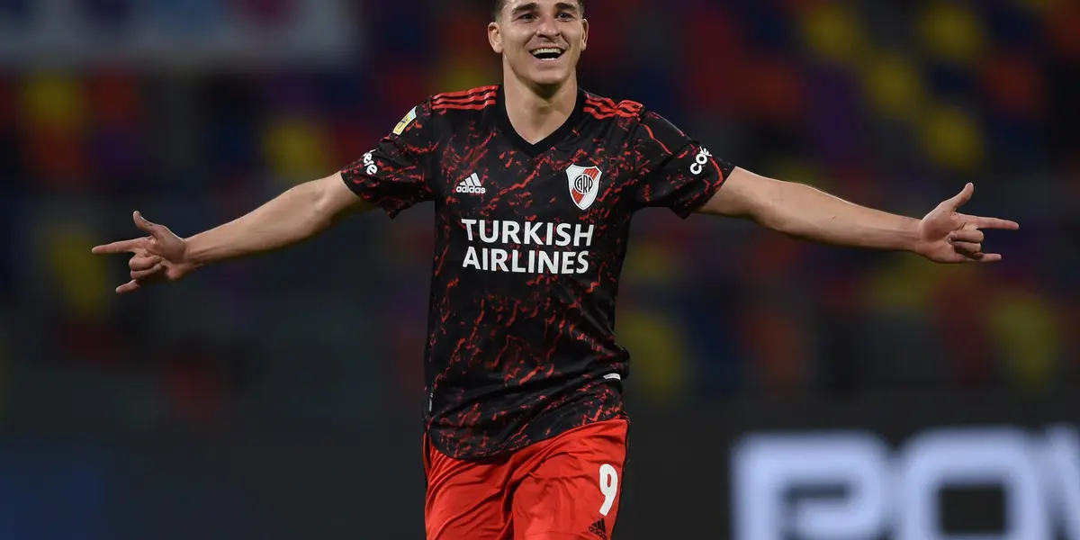 En plenos festejos por la obtención del Trofeo de Campeones se expresó respecto a su futuro.