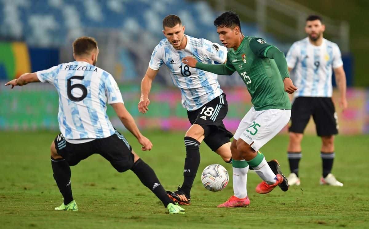 En un día difícil en cuanto a lesiones, el entrenador argentino respira por las grandes actuaciones de dos de sus dirigidos.