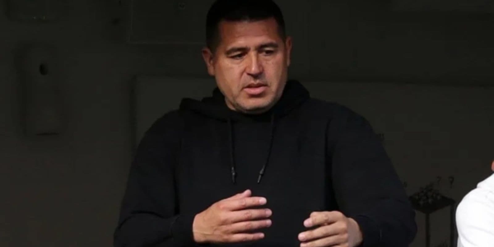 En un mercado de pases sin refuerzos, para colmo el Xeneize perdió a otro futbolista y estaría a un paso de llegar al Rojo.