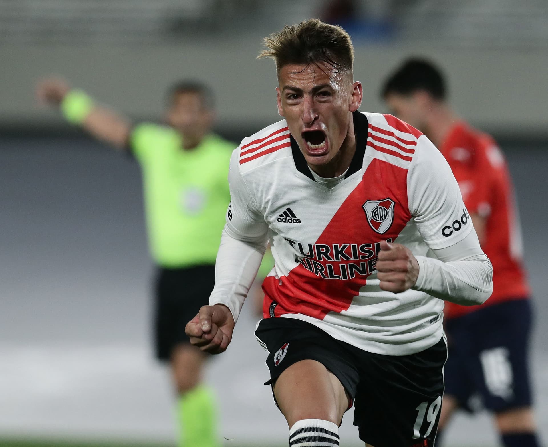 En una maniobra poco ortodoxa, el delantero estableció el 1-1 frente al Rojo.