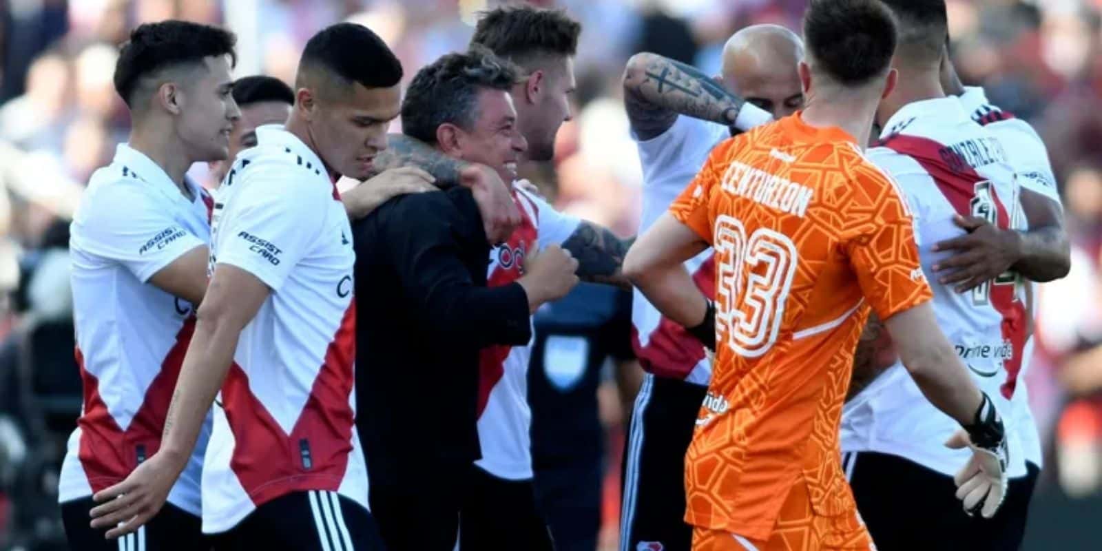 En una tarde de muchas emociones, un futbolista del Millonario fue reconocido por la gente, que sorprendió hasta al propio protagonista.