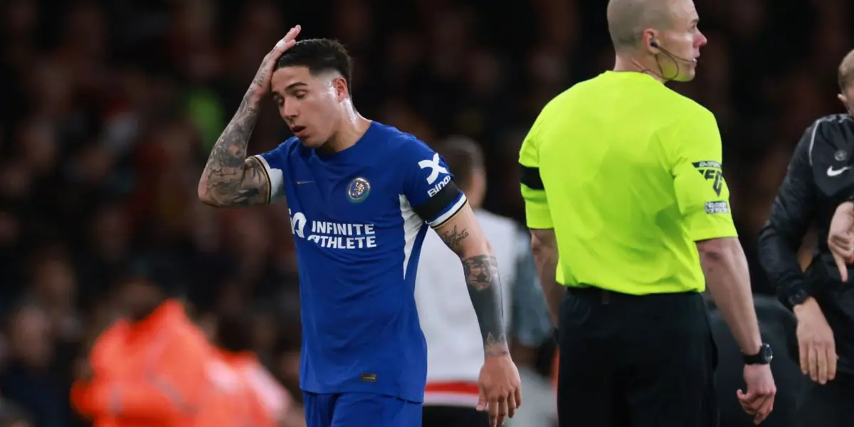 Enzo Fernández se agarra la cabeza con la camiseta del Chelsea