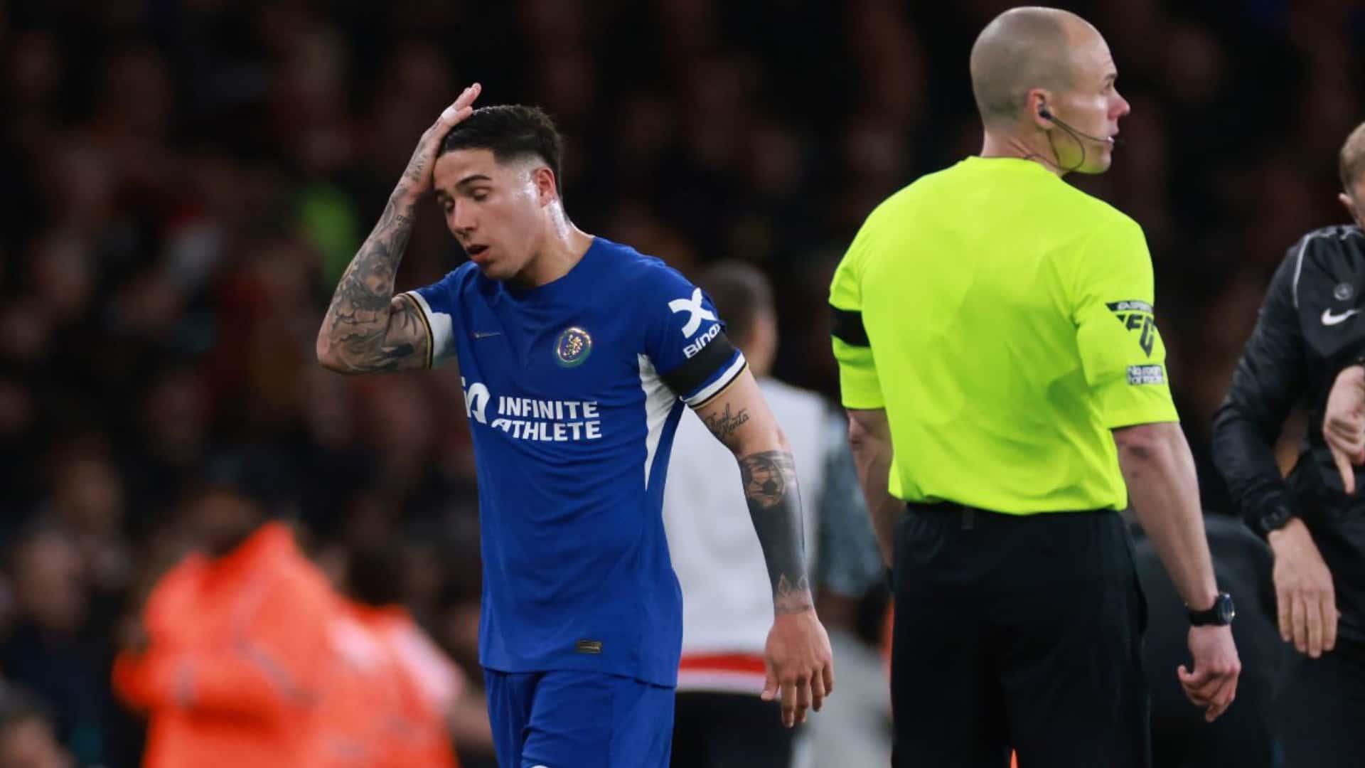 Enzo Fernández se agarra la cabeza con la camiseta del Chelsea