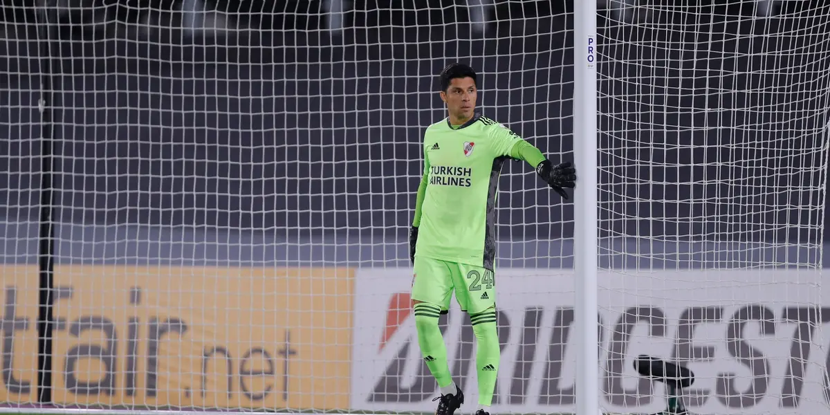 Enzo Pérez tuvo un suceso histórico en River Plate cuando le tocó defender el arco del Millonario en el encuentro ante Independiente Santa Fe por la fase de grupos de la Copa Libertadores, ¿Cuánto cuesta el buzo de arquero que uso el habitual mediocampista? Toda la información acá.