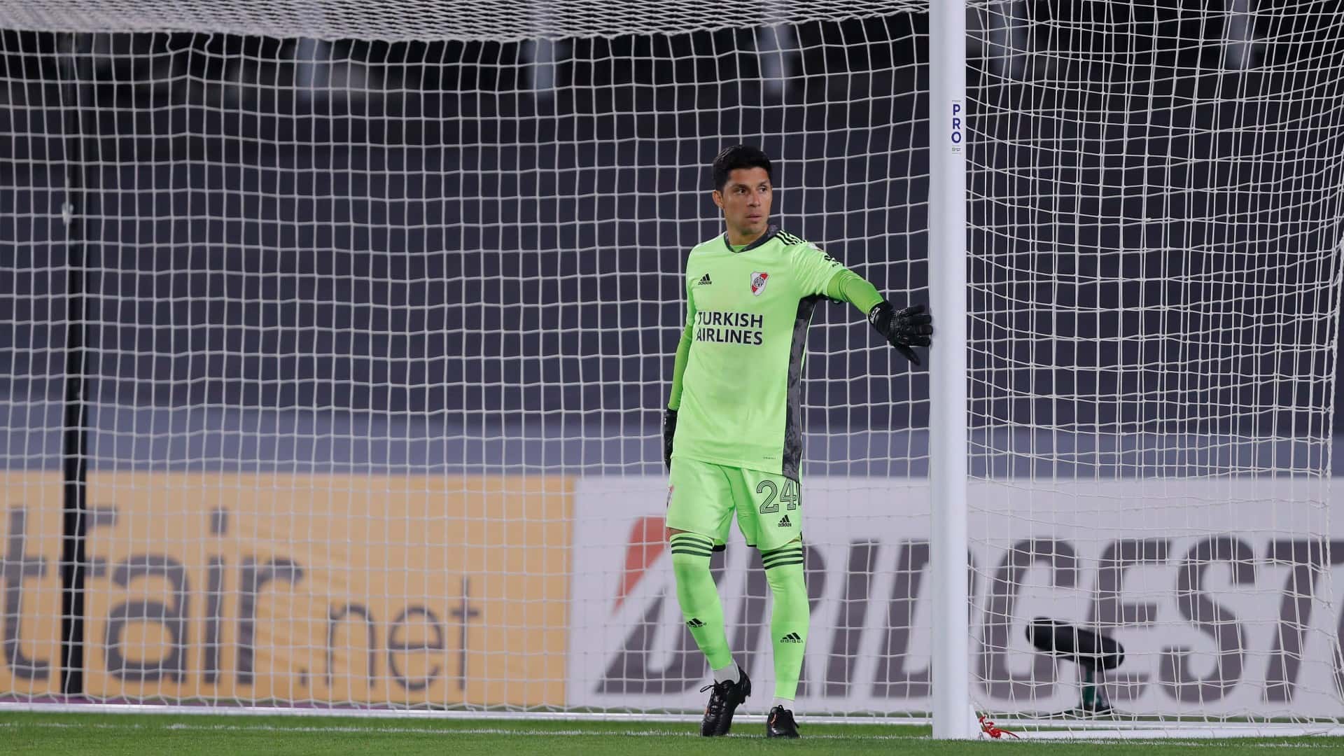 Enzo Pérez tuvo un suceso histórico en River Plate cuando le tocó defender el arco del Millonario en el encuentro ante Independiente Santa Fe por la fase de grupos de la Copa Libertadores, ¿Cuánto cuesta el buzo de arquero que uso el habitual mediocampista? Toda la información acá.