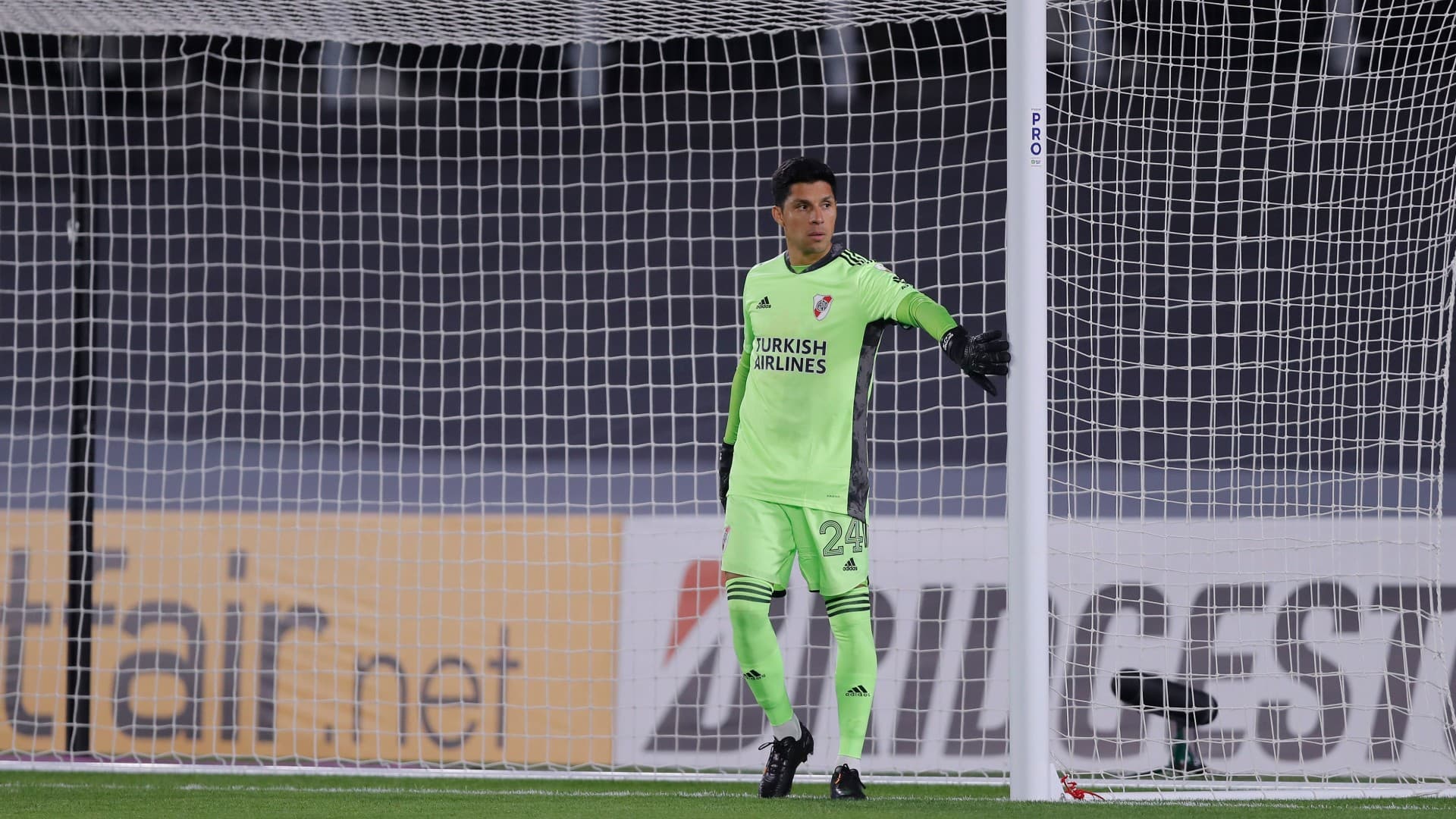 Enzo Pérez tuvo un suceso histórico en River Plate cuando le tocó defender el arco del Millonario en el encuentro ante Independiente Santa Fe por la fase de grupos de la Copa Libertadores, ¿Cuánto cuesta el buzo de arquero que uso el habitual mediocampista? Toda la información acá.