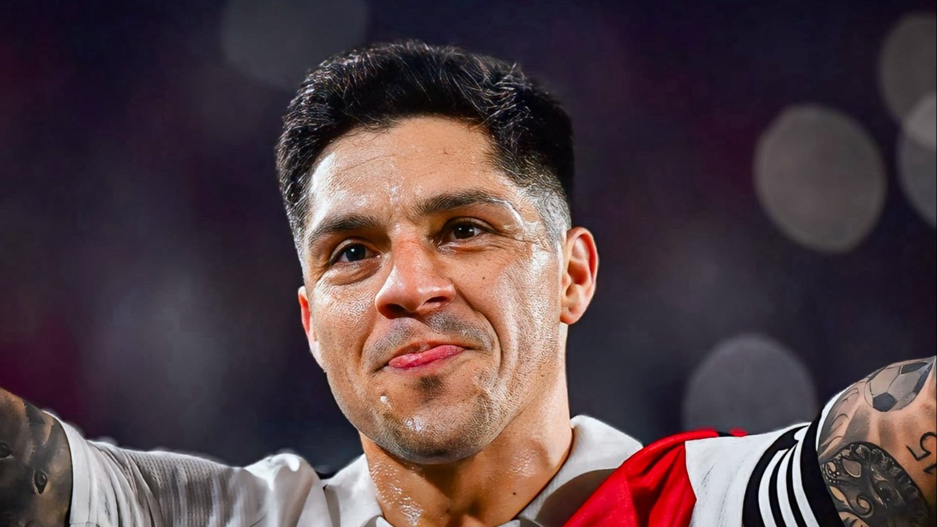 Enzo Pérez vistiendo los colores de River