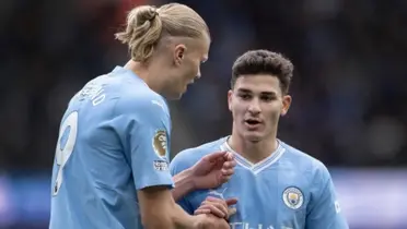 Erling Haaland y Julián Álvarez discuten en Manchester City