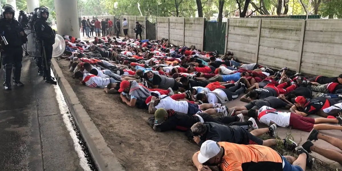 Esta tarde en medio de un caos fueron detenidos 150 hinchas de la barra de River, denominada "Los Borrachos del Tablón", por varios delitos efectuados en fechas pasadas.