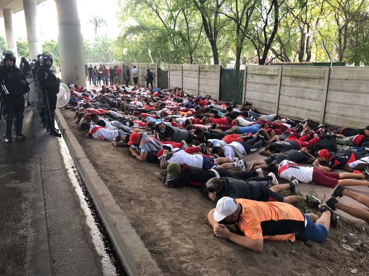 Esta tarde en medio de un caos fueron detenidos 150 hinchas de la barra de River, denominada "Los Borrachos del Tablón", por varios delitos efectuados en fechas pasadas.