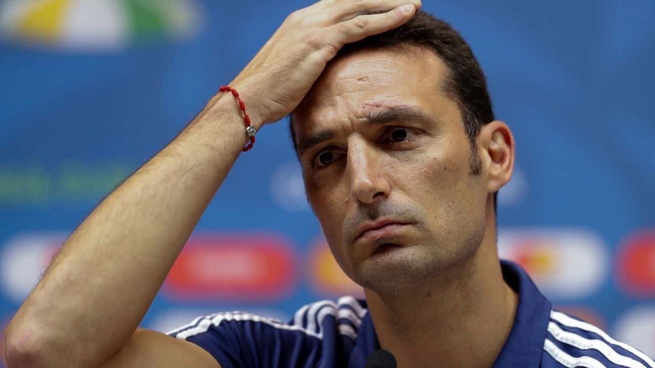 Este domingo una pieza importante para Lionel Scaloni salió por una lesión y estaría muy comprometido para viajar a Qatar.