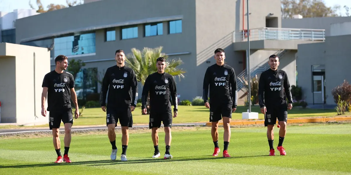 Exequiel Palacios se entrenó a la par de sus compañeros por primera vez tras su lesión en el tobillo.