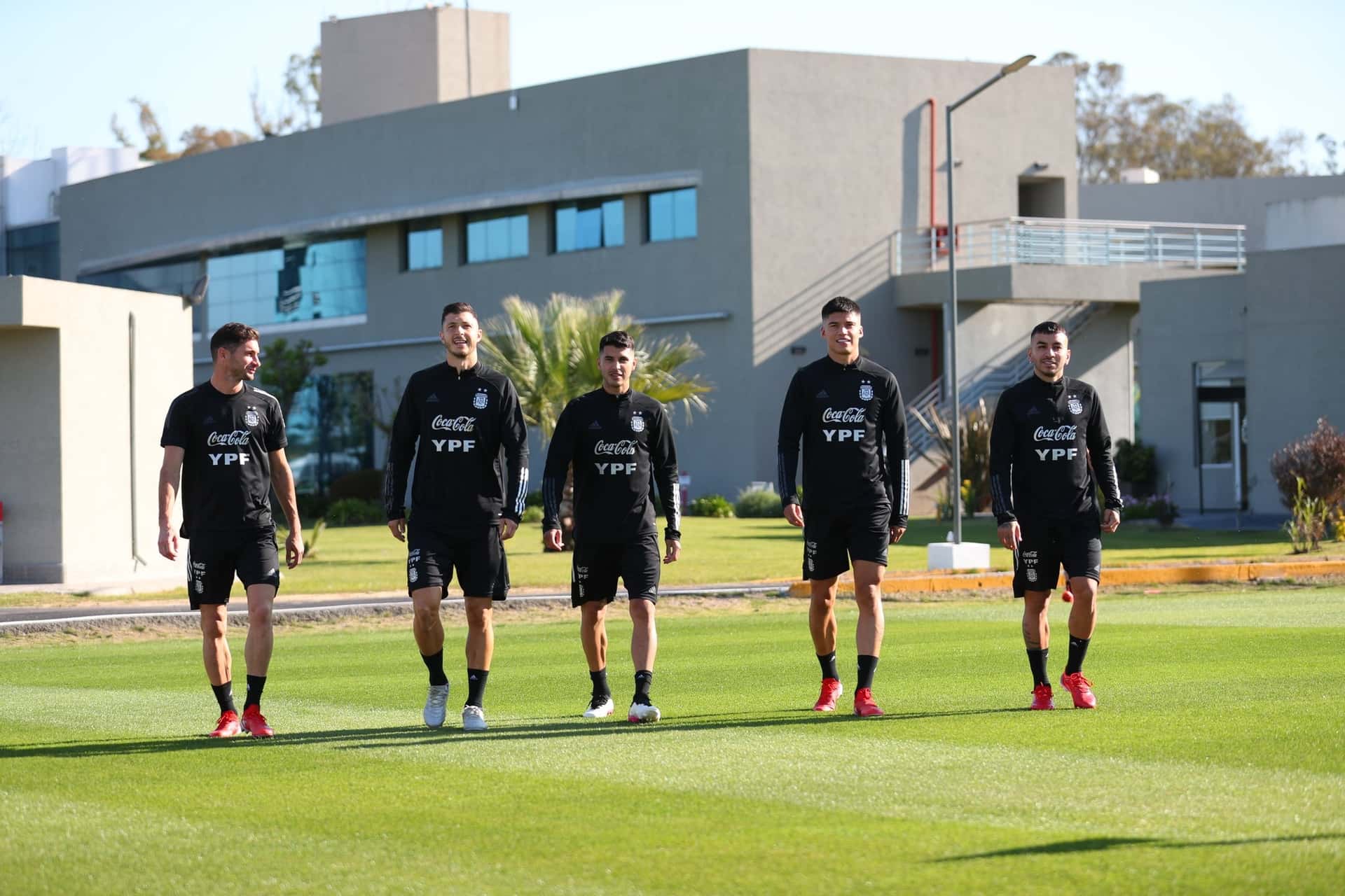 Exequiel Palacios se entrenó a la par de sus compañeros por primera vez tras su lesión en el tobillo.