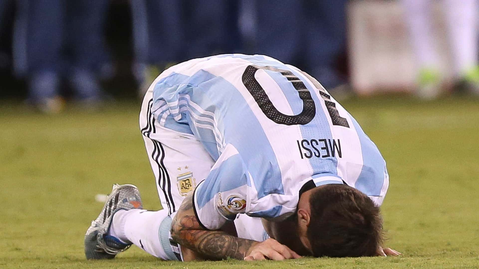 Fue en 2016, tras la final de la Copa América Centenario, en la cual la Selección Argentina perdió frente a Chile por penales. Con el pretexto de varias finales perdidas, Lionel Messi dejó a los aficionados con el corazón en la boca después de sus declaraciones.
¿Recordás este suceso de Lio Messi? Si querés saber cómo terminó, seguí leyendo esta nota de El Futbolero.