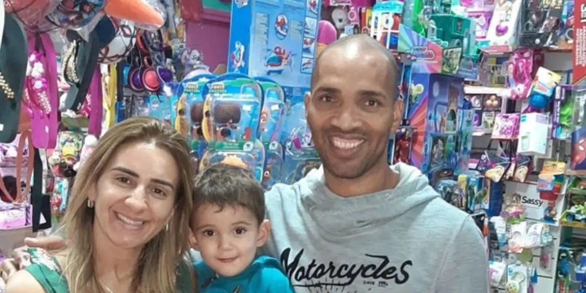 Fue goleador en el fútbol argentino, paso por Racing y ahora trabaja en una juguetería con su esposa.