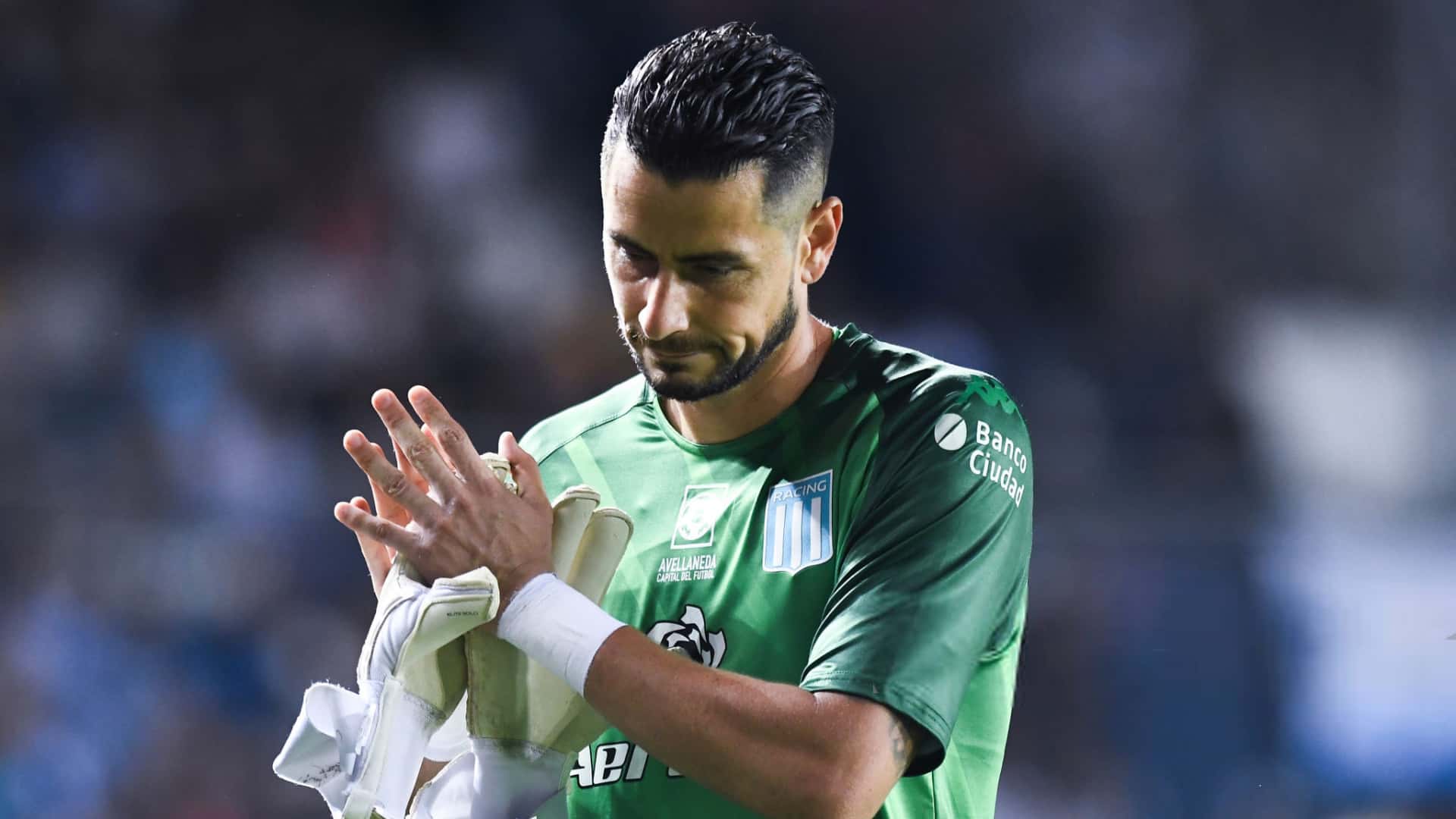 Gabriel Arias pidiendo perdón con la camiseta de Racing