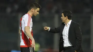 Gallardo dando indicaciones a Lucas Alario.