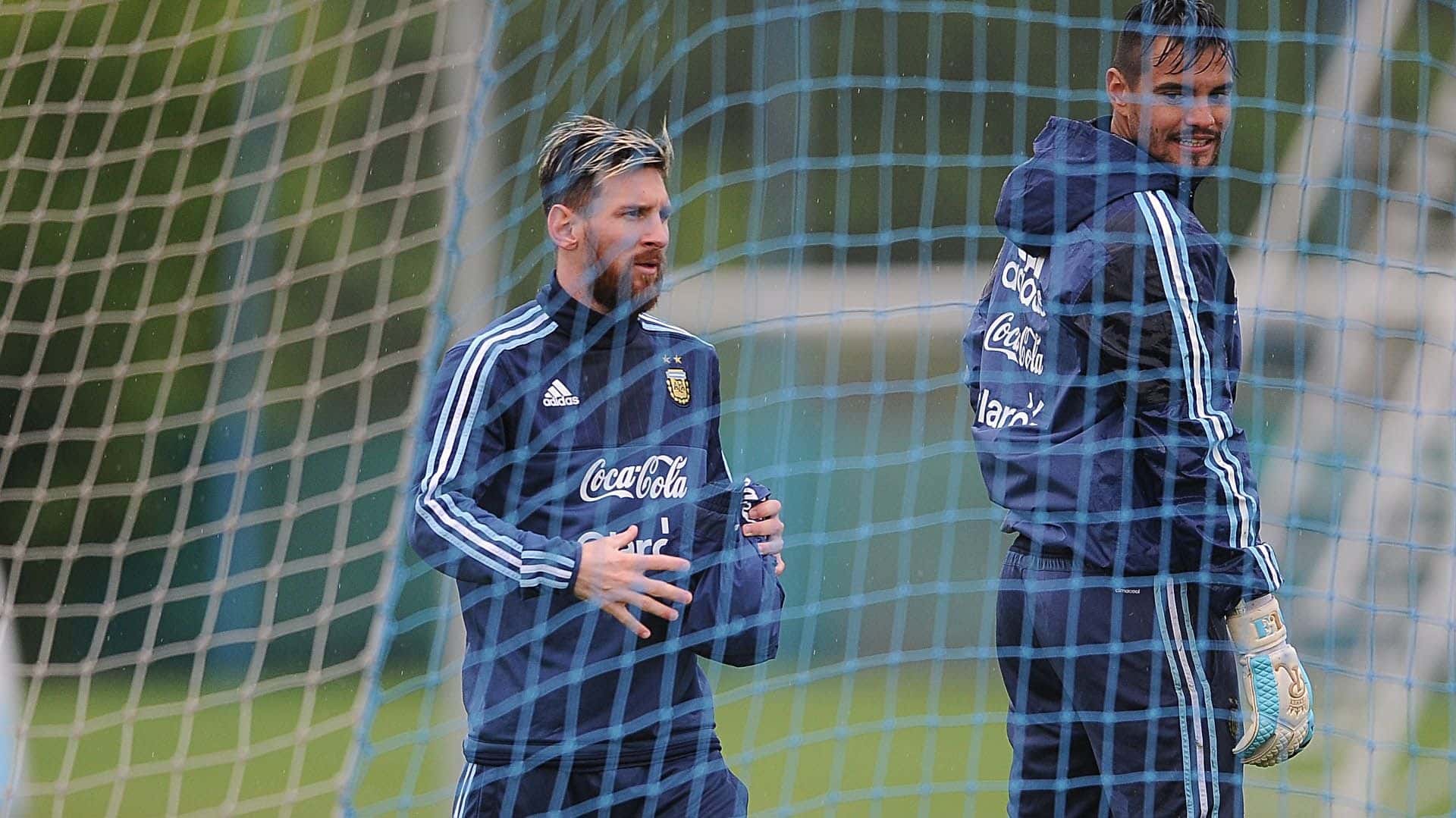Haber jugado con Messi no le alcanza. Arribó a Boca con el mote de figura rutilante y sin embargo, no logra hacerse un lugar en el equipo.