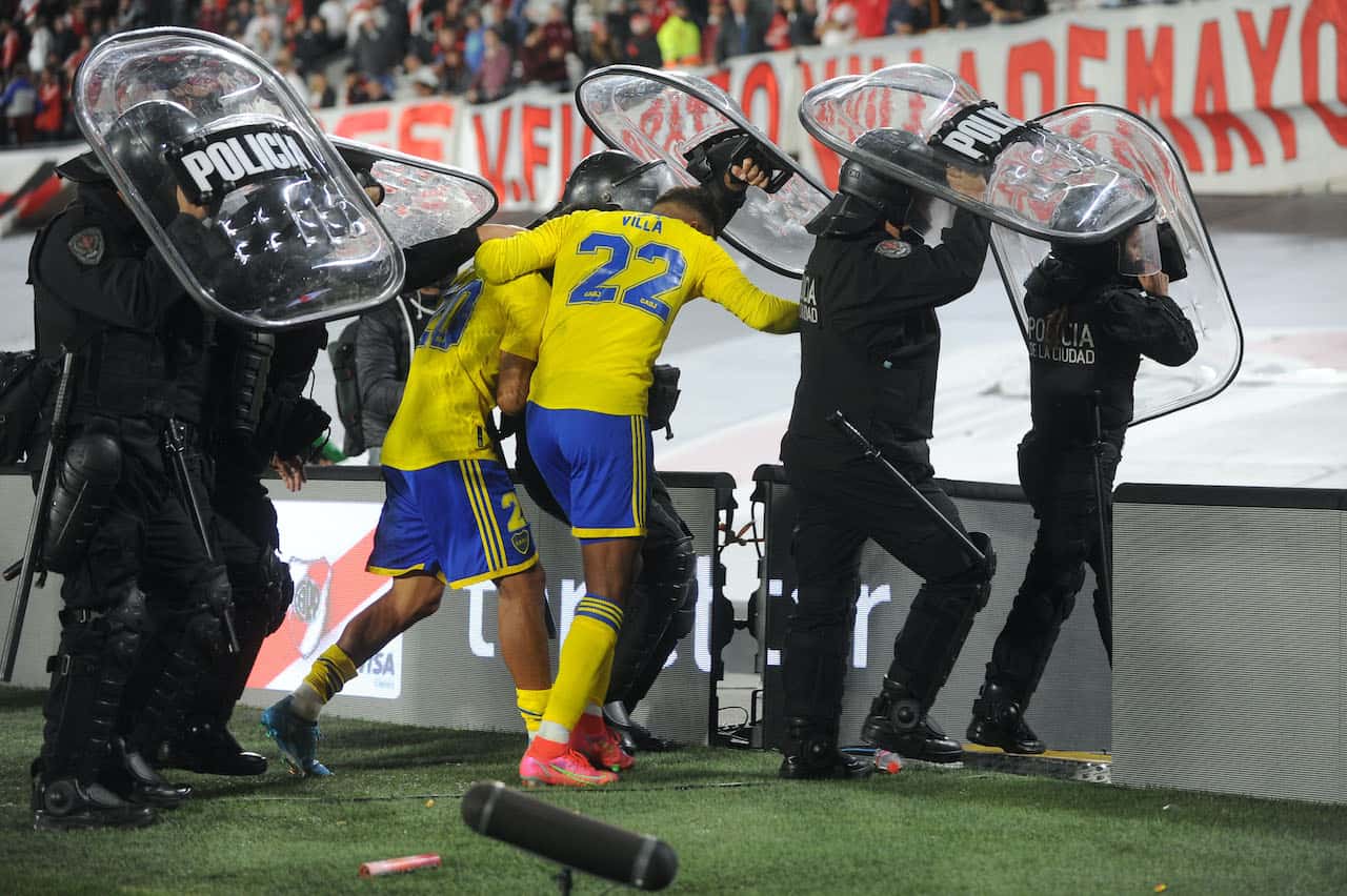 Hubo disturbios antes y después del partido en el estadio Monumental, cotejo que terminó ganando el Xeneize 1 a 0.