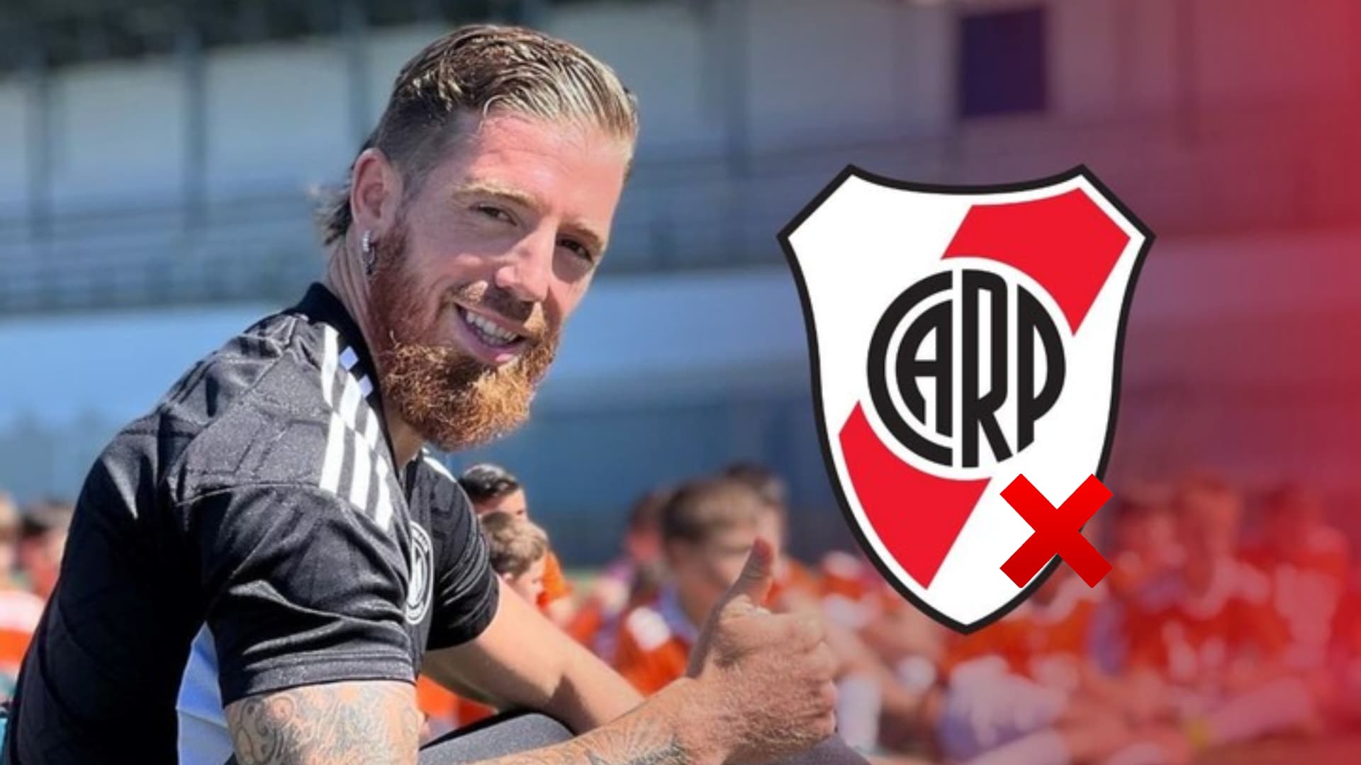 Iker Muniain saludando.