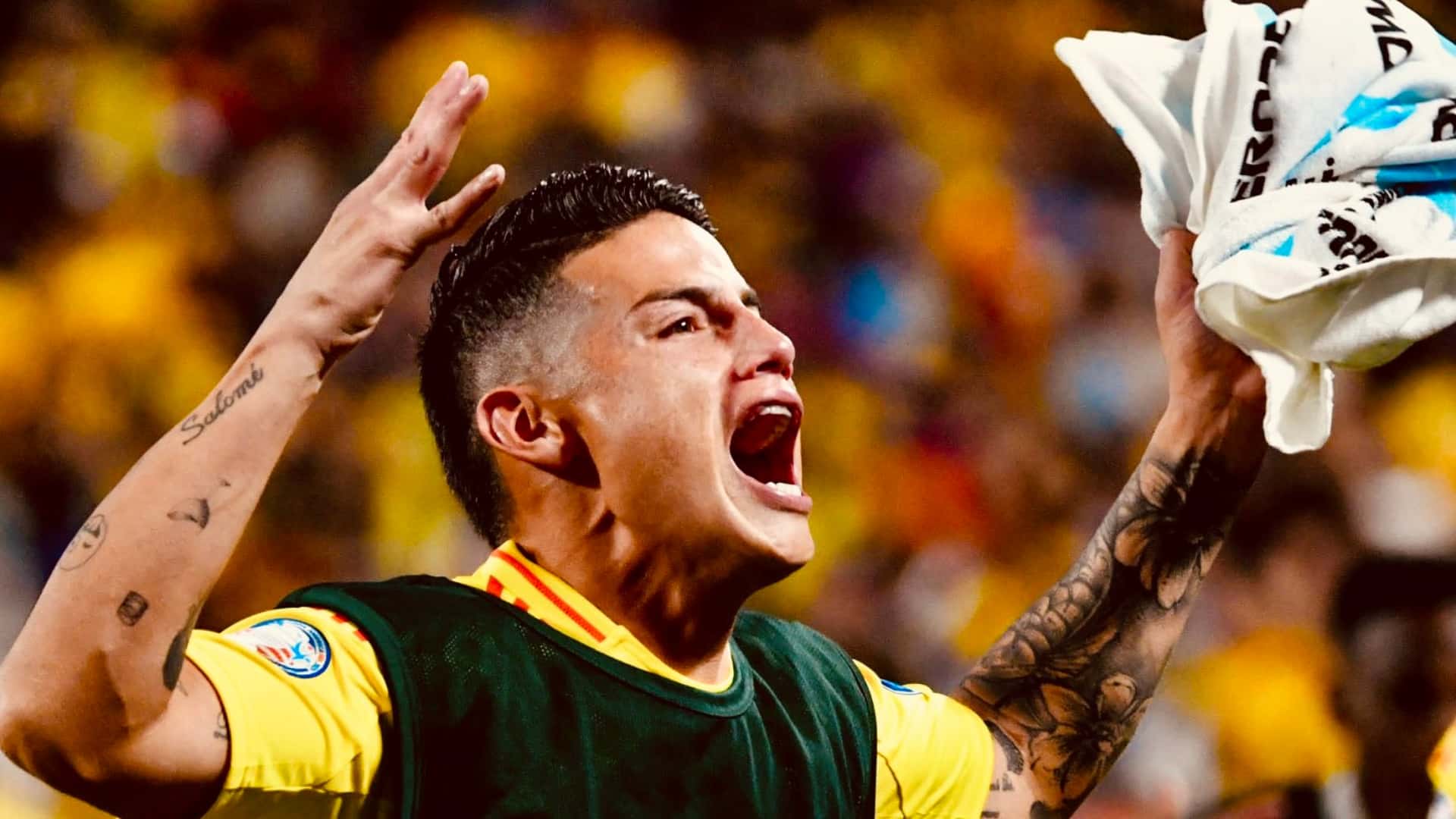 James Rodríguez festejando la clasificación de Colombia a la final de Copa América.