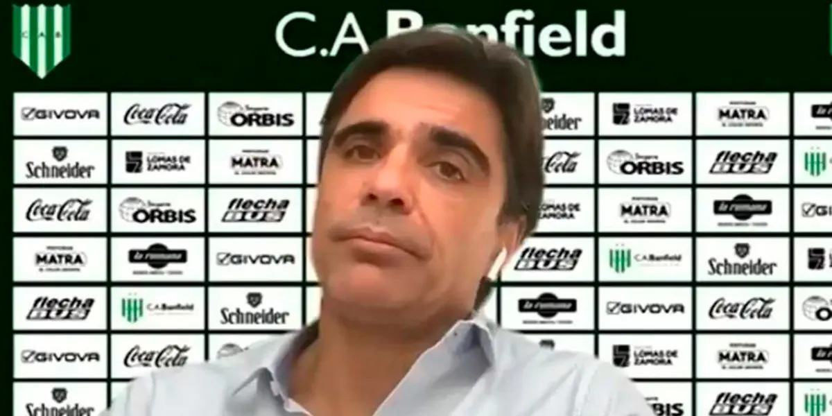 Javier Sanguinetti dejará de ser el DT de Banfield en las próximas horas luego de la caída de su equipo ante Huracán por 4 a 1. El fútbol argentino pierde dos entrenadores en la misma fecha.