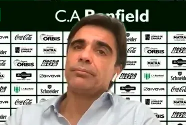 Javier Sanguinetti dejará de ser el DT de Banfield en las próximas horas luego de la caída de su equipo ante Huracán por 4 a 1. El fútbol argentino pierde dos entrenadores en la misma fecha.