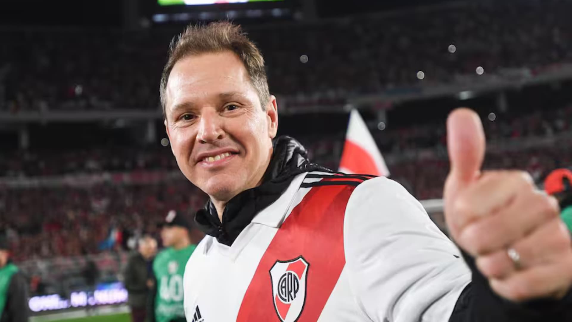 Jorge Brito saluda con la camiseta de River puesta.