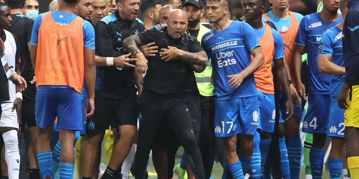Jorge Sampaoli protagonizó un escándalo en el último partido entre el Olympique de Marsella y el Niza por la jornada tres de la Ligue 1. No es la primera vez que el entrenador argentino está metido en peleas, también estuvo en una siendo el DT de la Selección Argentina ¿Qué sucedió esa noche en el casamiento de su hija? Enterate de toda la información acá.