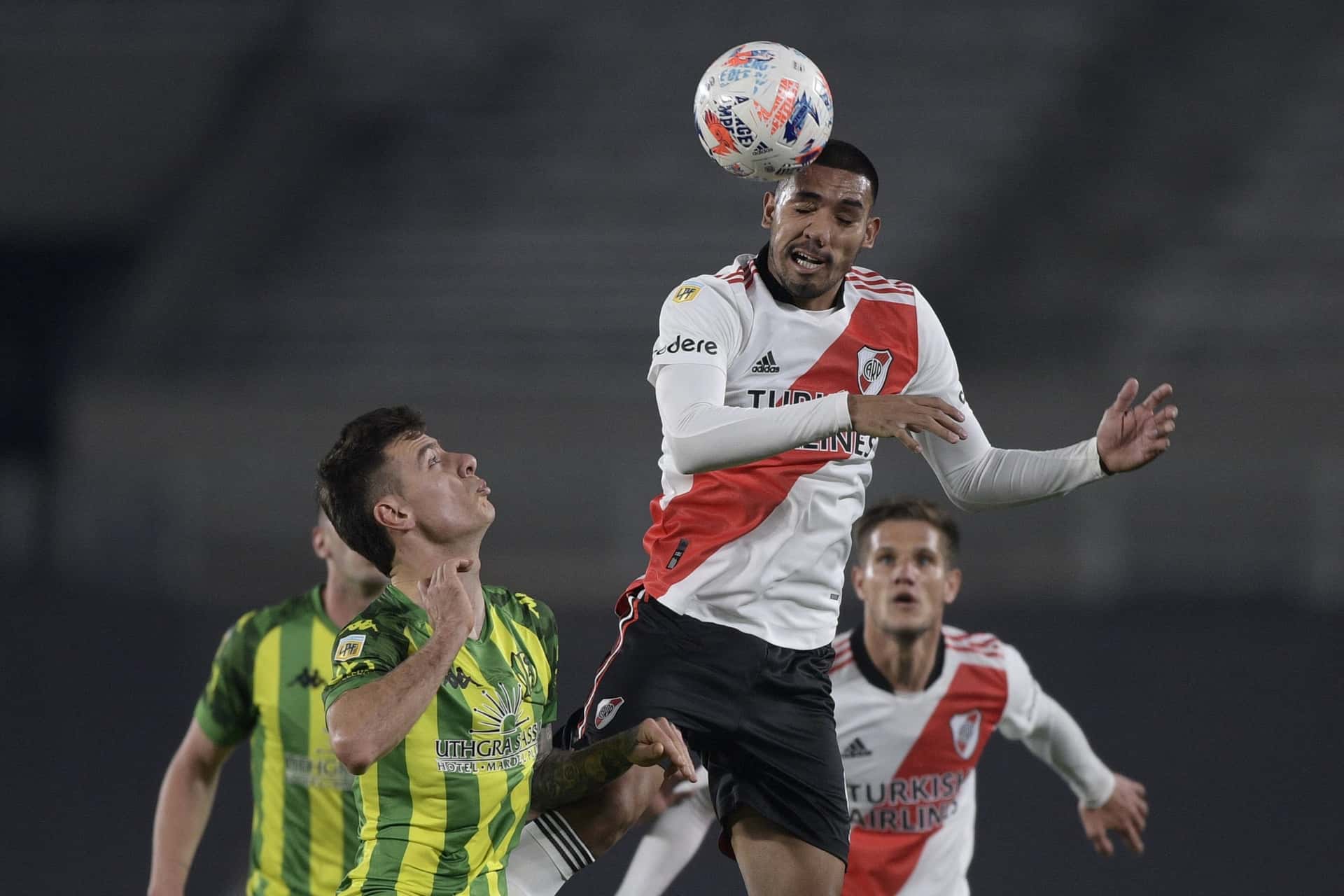 José Lemme sostuvo que el defensor debe regresar a Varela en diciembre, aunque abrió la puerta a una negociación.