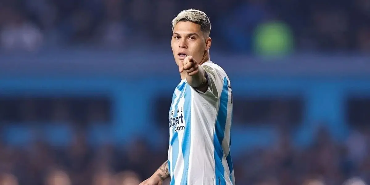 Juan Fernando Quintero señalando con la camiseta de Racing
