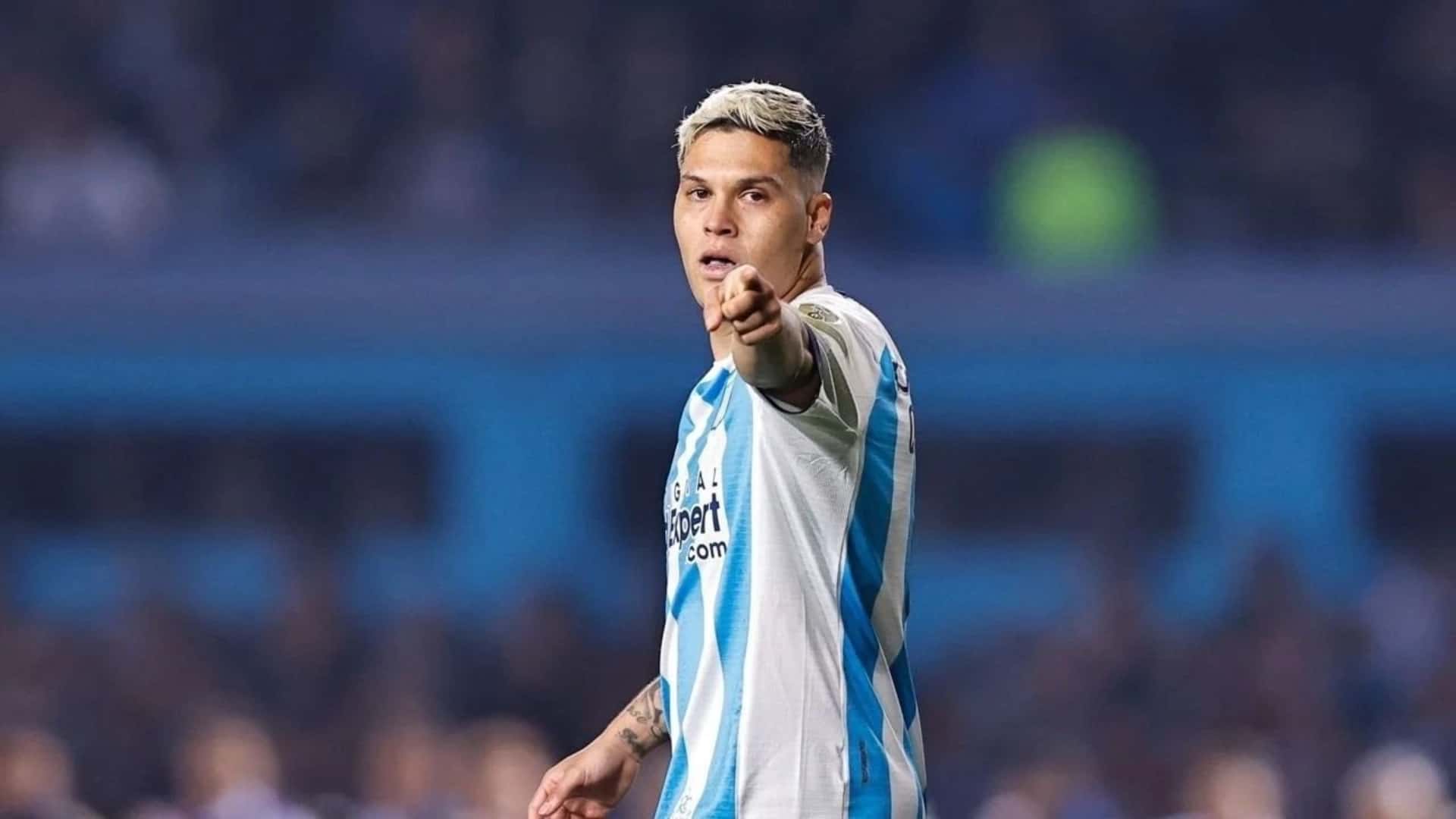 Juan Fernando Quintero señalando con la camiseta de Racing