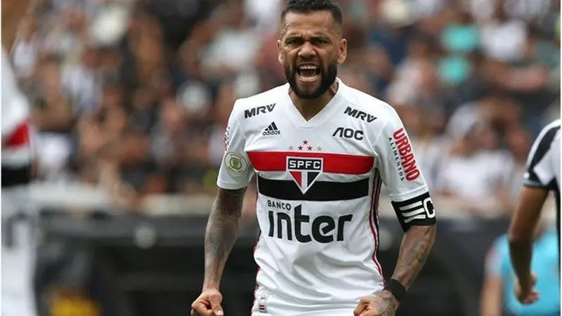 Juan Román Riquelme busca contratar a un lateral derecho de jerarquía para reemplazar a Julio Buffarini