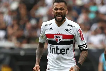 Juan Román Riquelme busca contratar a un lateral derecho de jerarquía para reemplazar a Julio Buffarini