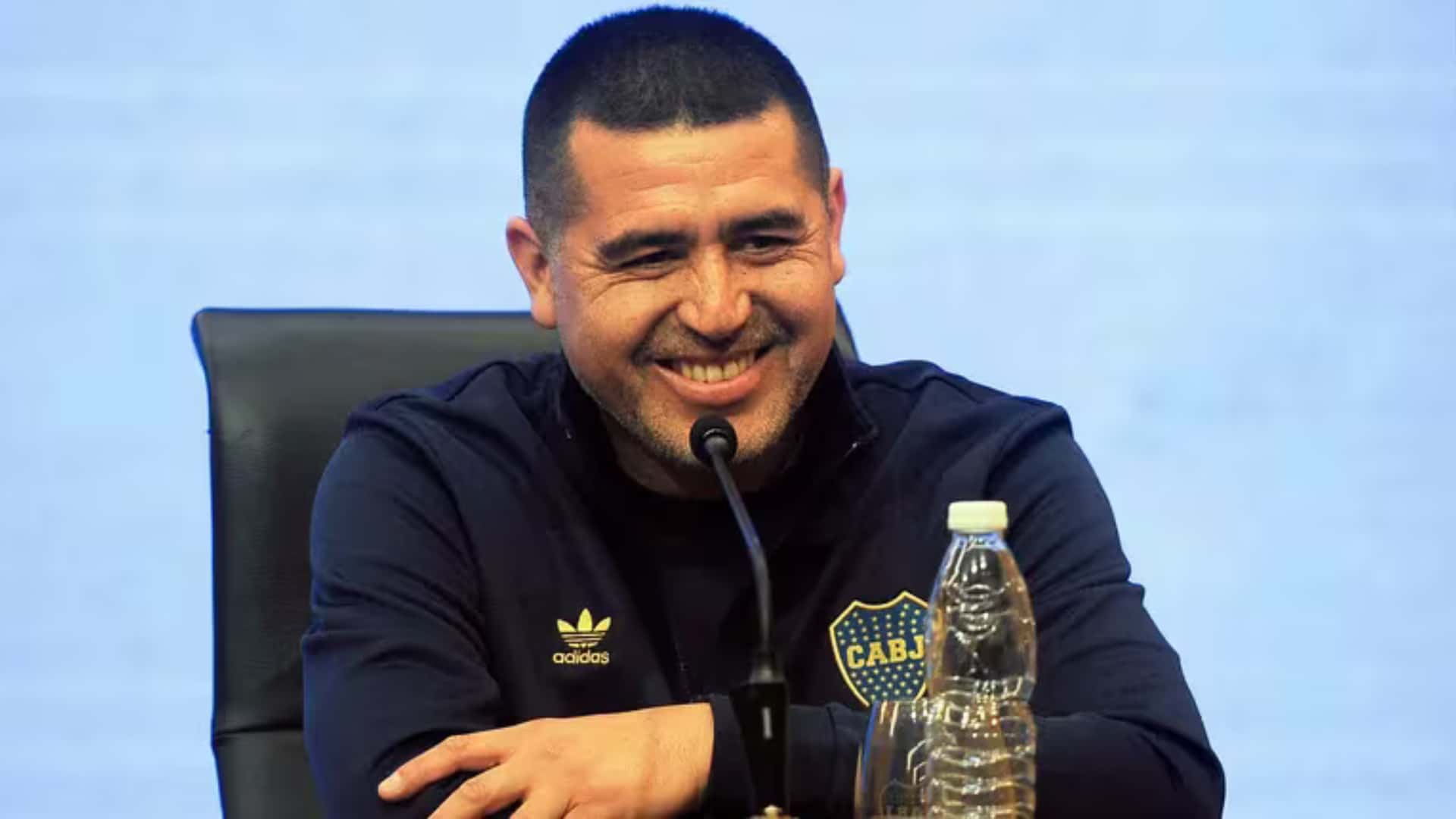 Juan Román Riquelme se ríe durante una conferencia de prensa.