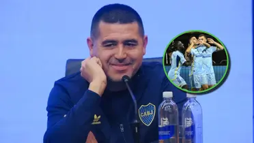 Juan Román Riquelme sonríe en conferencia.