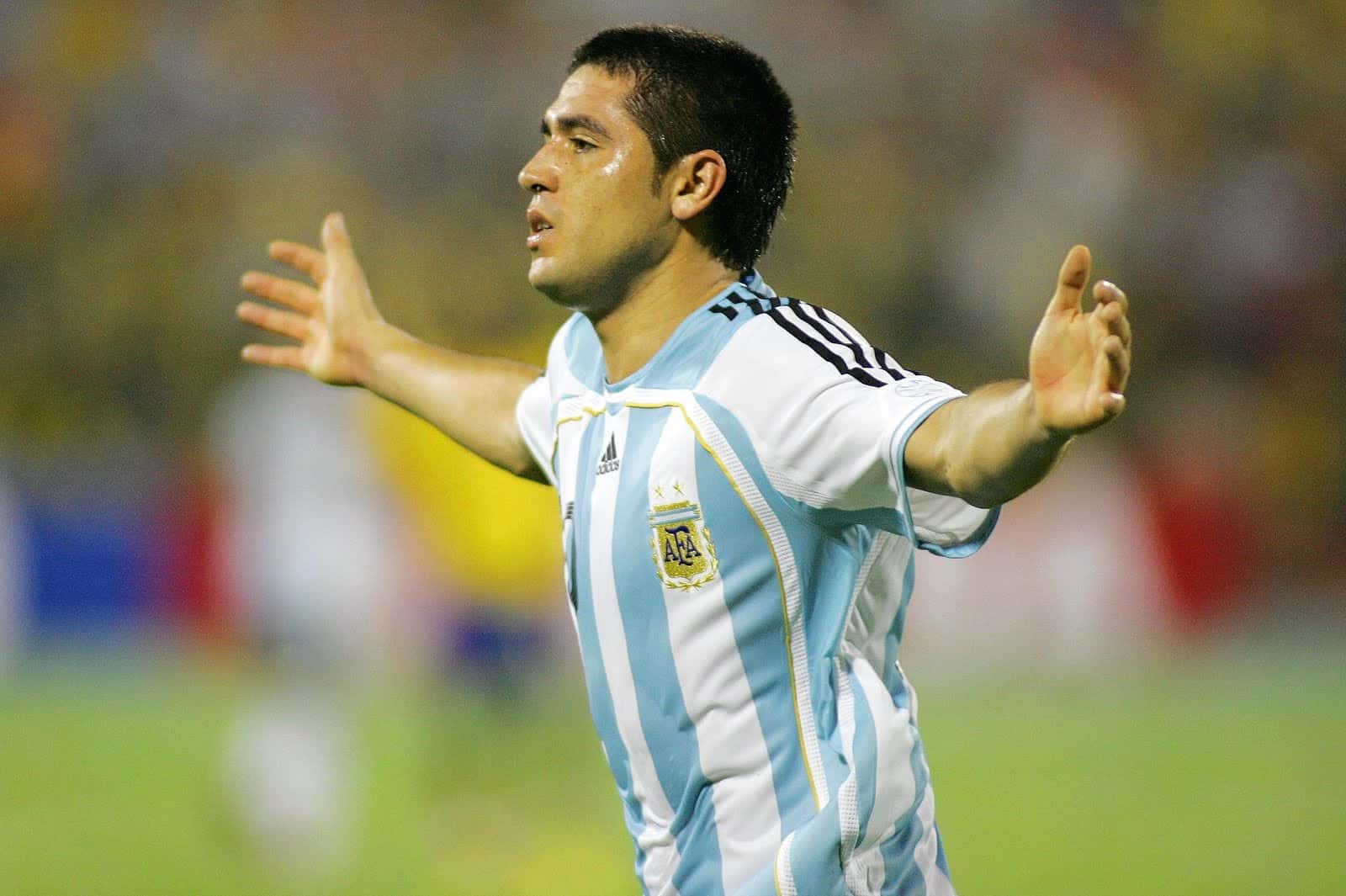 Juan Román Riquelme supo ser uno de los mejores futbolistas en la historia del fútbol argentino, de todas maneras solamente participó de un solo mundial en su carrera y su ausencia más notoria fue en Corea-Japón 2002 ¿Cuál fue el motivo por el que Marcelo Bielsa no lo citó? Enterate acá.
