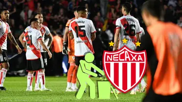 jugadores de River y el escudo del Necaxa.