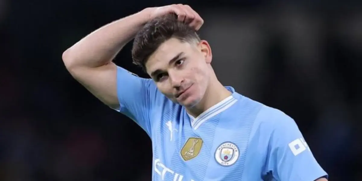 Julián Álvarez con la camiseta del Manchester City.