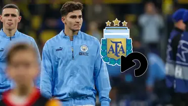 Julián Álvarez con la campera del Manchester City