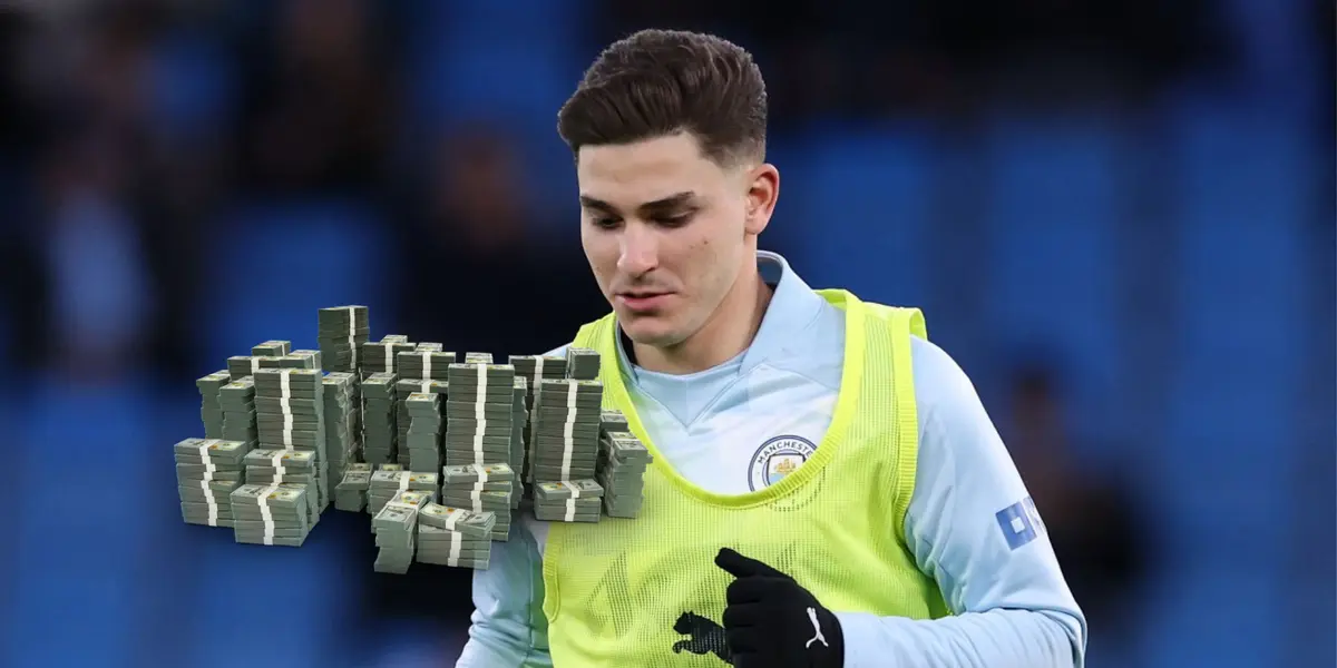 Julián Álvarez con una pechera en Manchester City