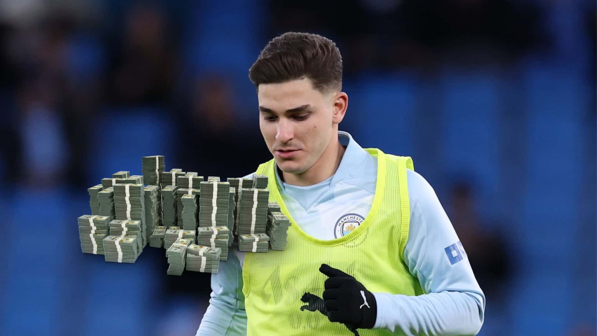 Julián Álvarez con una pechera en Manchester City