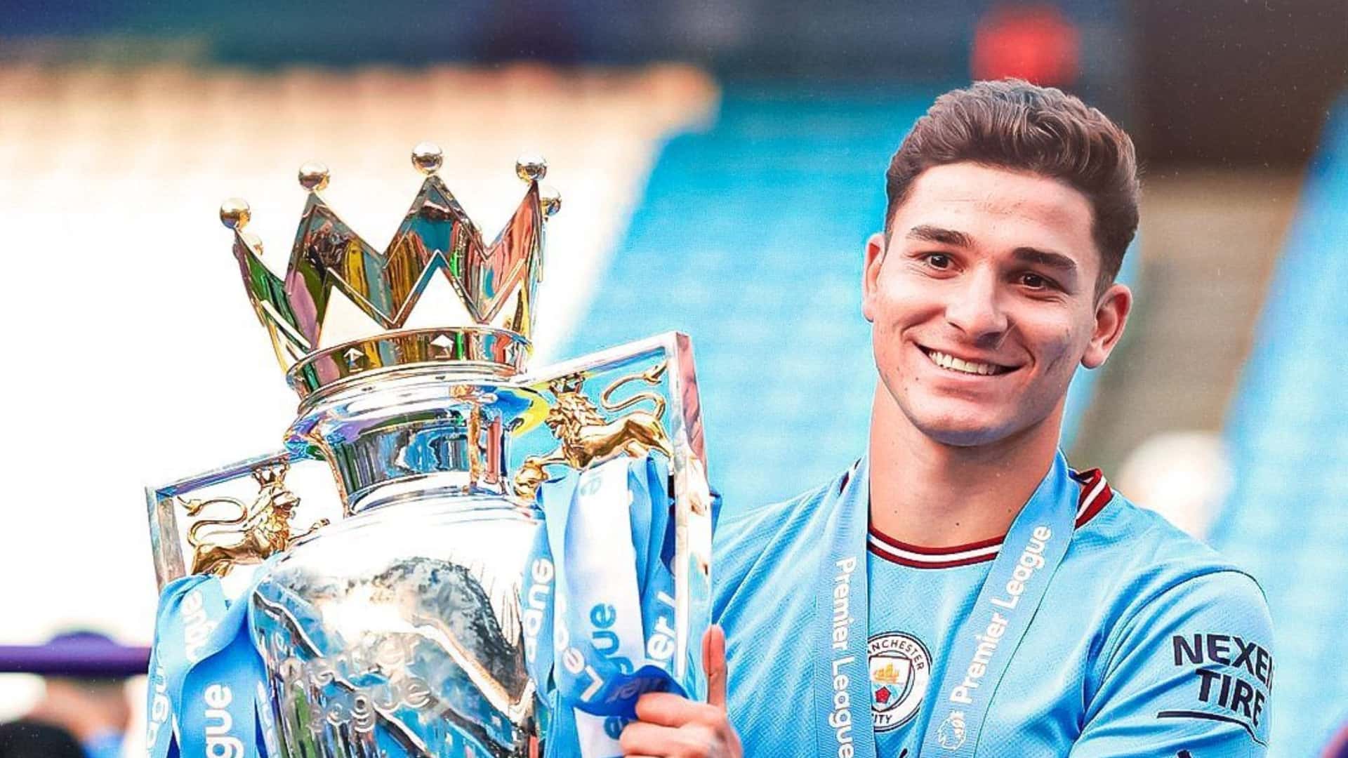 Julián Álvarez disfrutando del trofeo de Premier League.