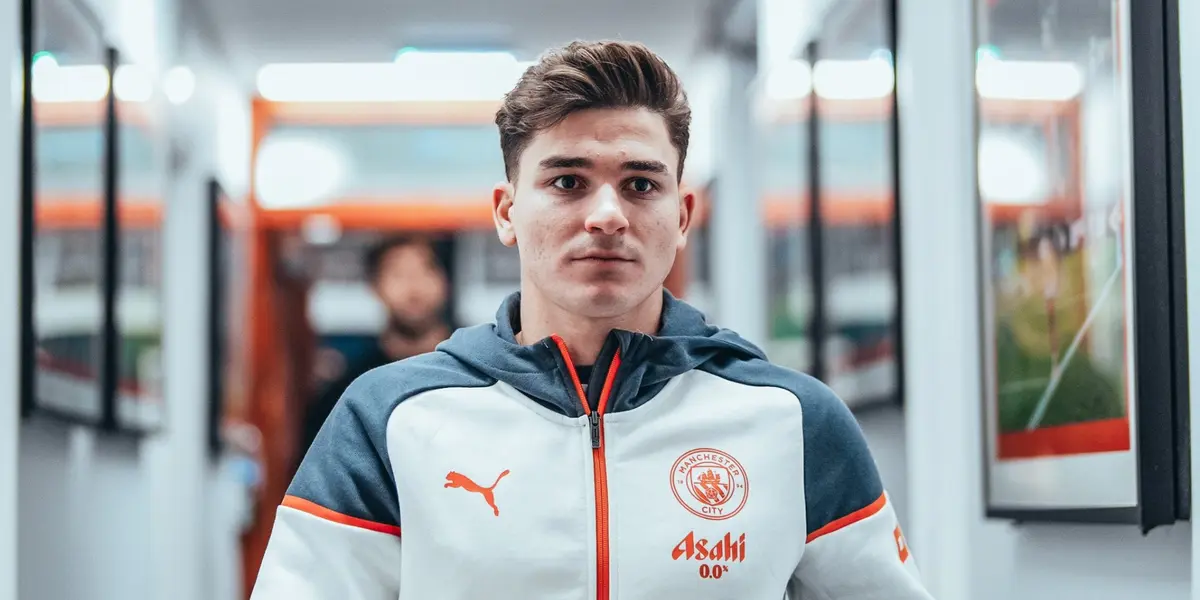 Julián Álvarez en los pasillos del estadio de Manchester City.